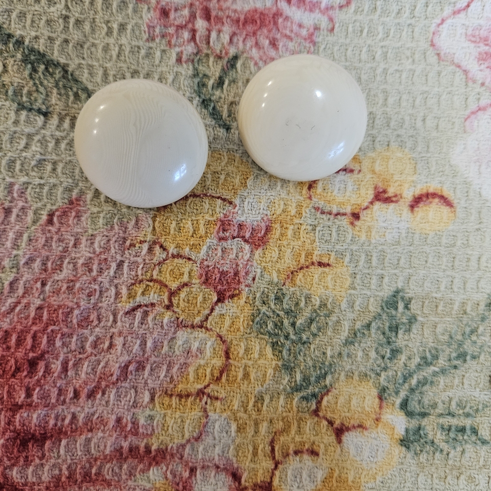 Elegant Cream Signed RICHELIEU pierced Earrings